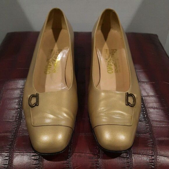 Salvatore Ferragamo Francesca Gold Lauro Gancini Buckle Low Block Heel Pumps 8.5 - Picture 1 of 12